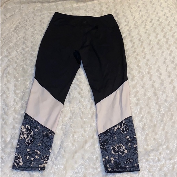 Black Capri leggings with floral print - Picture 1 of 4